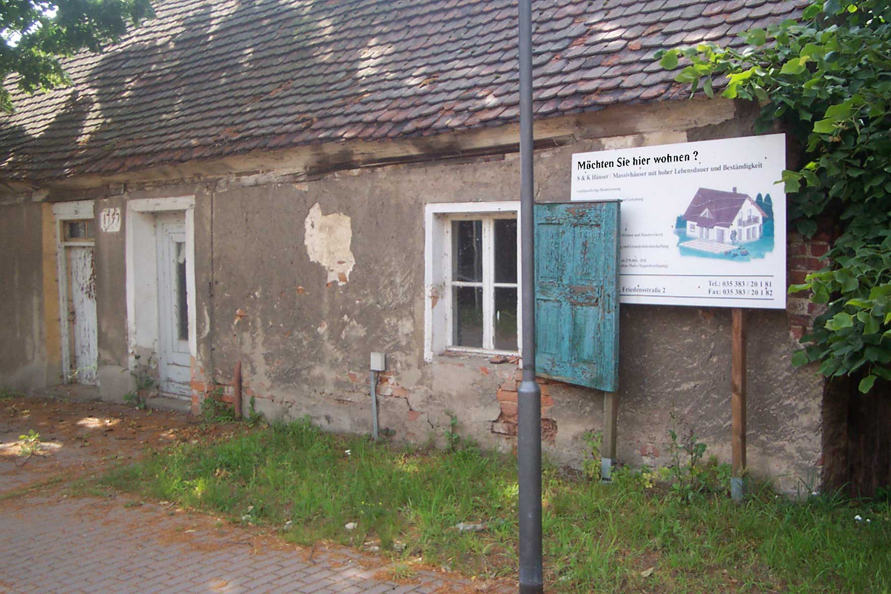 „Möchten Sie hier wohnen?“ Steht auf dem Schild.